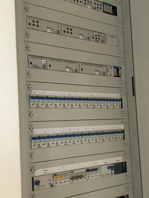 Afgewerkte verdeelkast met KNX-modules