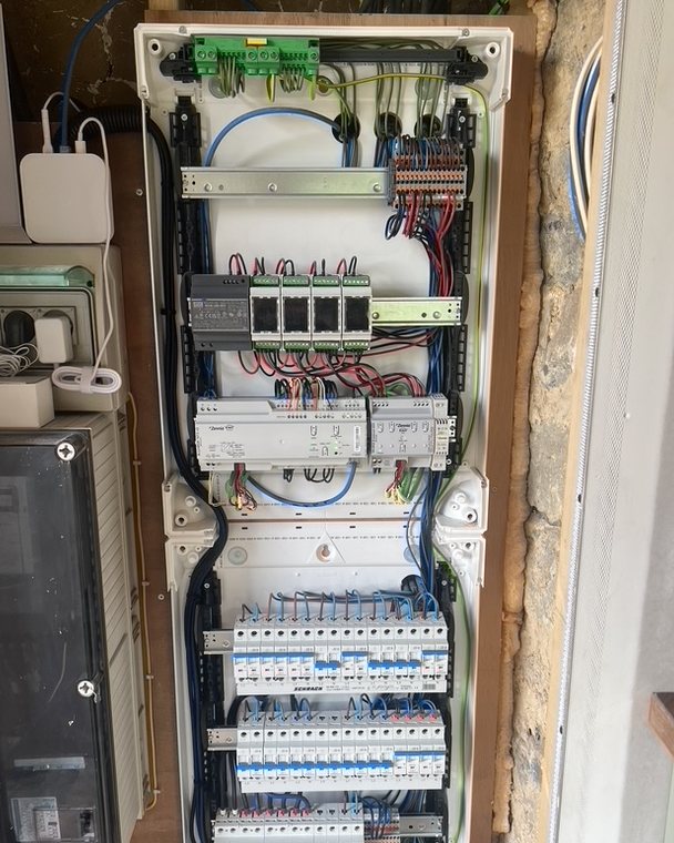 Verdeelkast met KNX-sturing, netjes bedraad