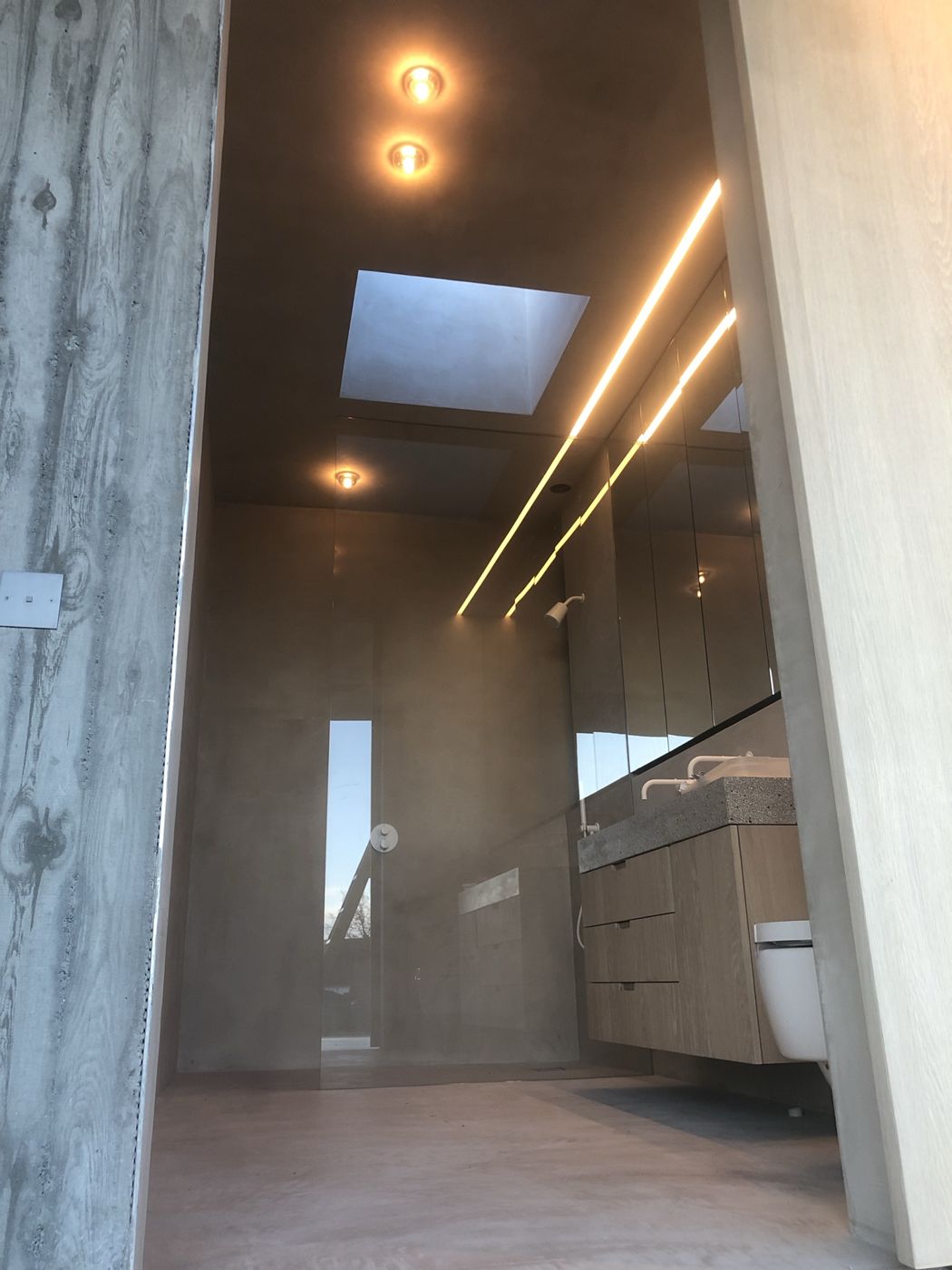 Badkamer met lijnverlichting in het plafond