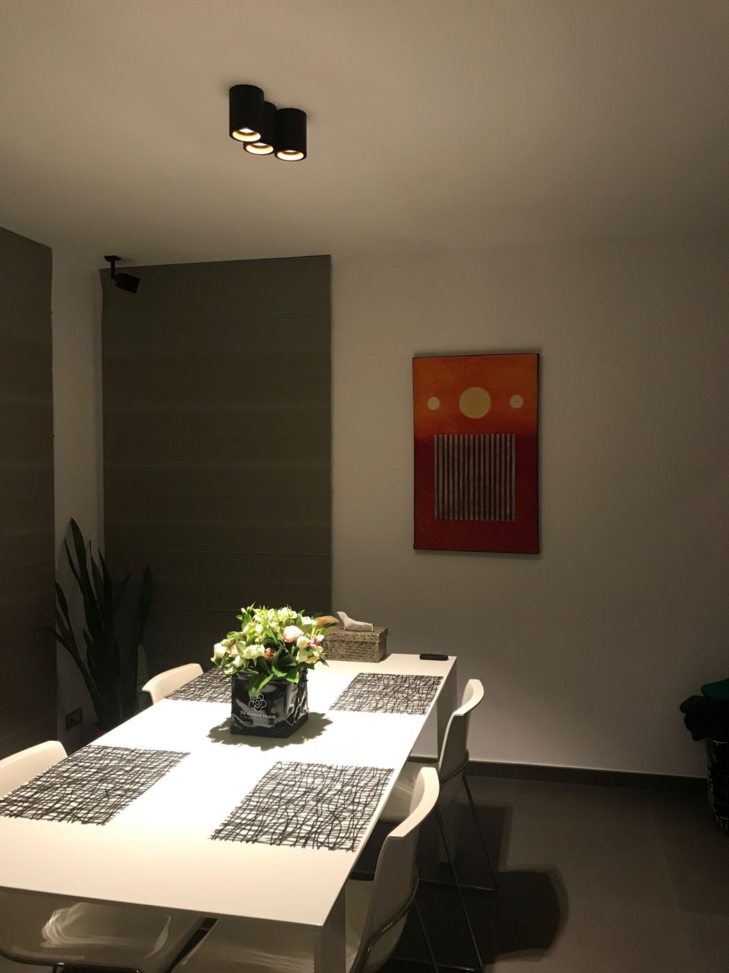 Eettafel onder drie plafondspots