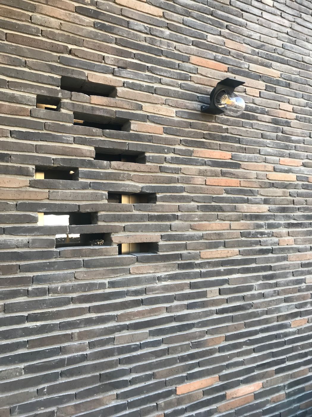 Gevellamp op een gemetselde muur