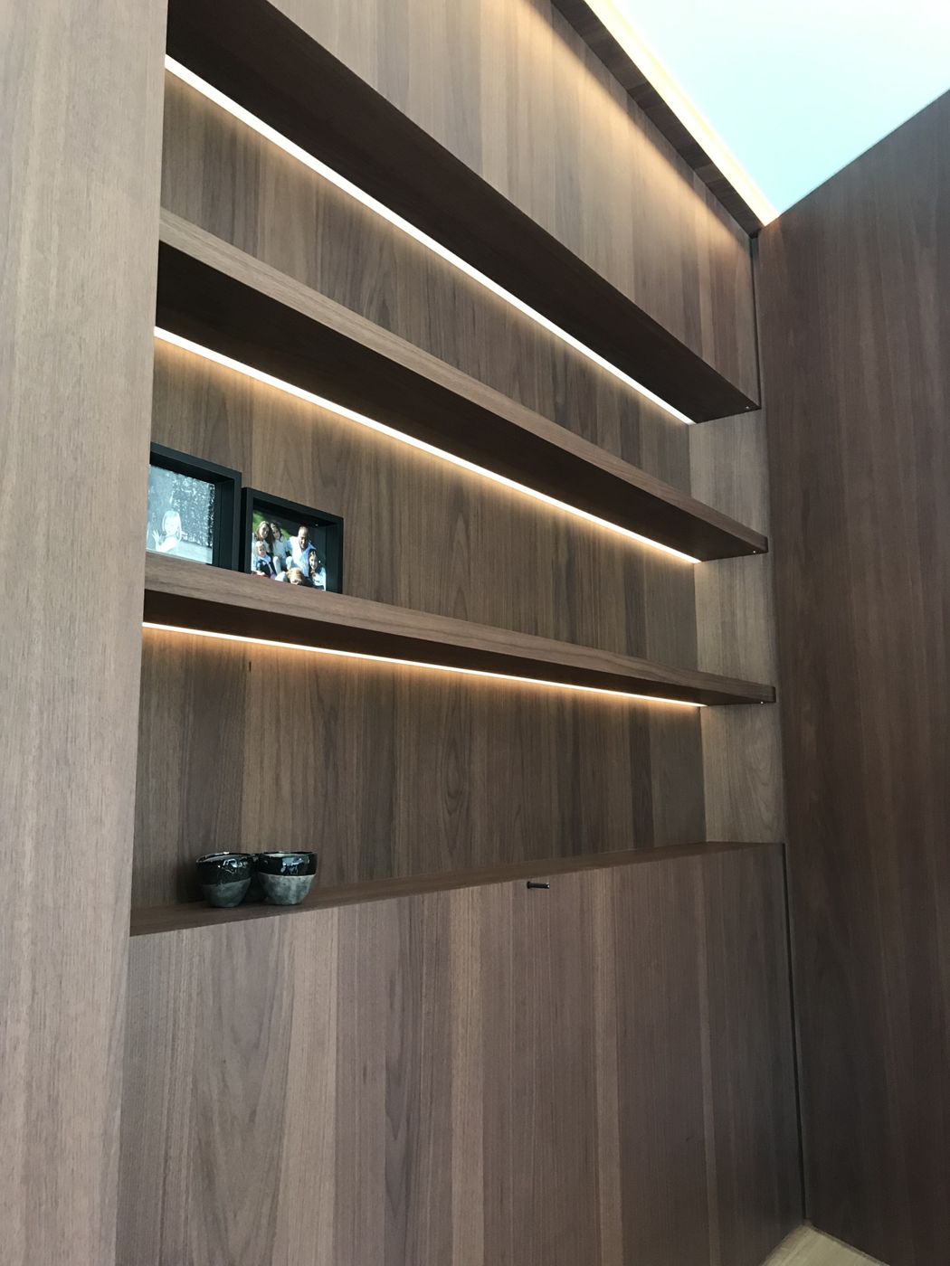 Houten kast met verlichte nissen