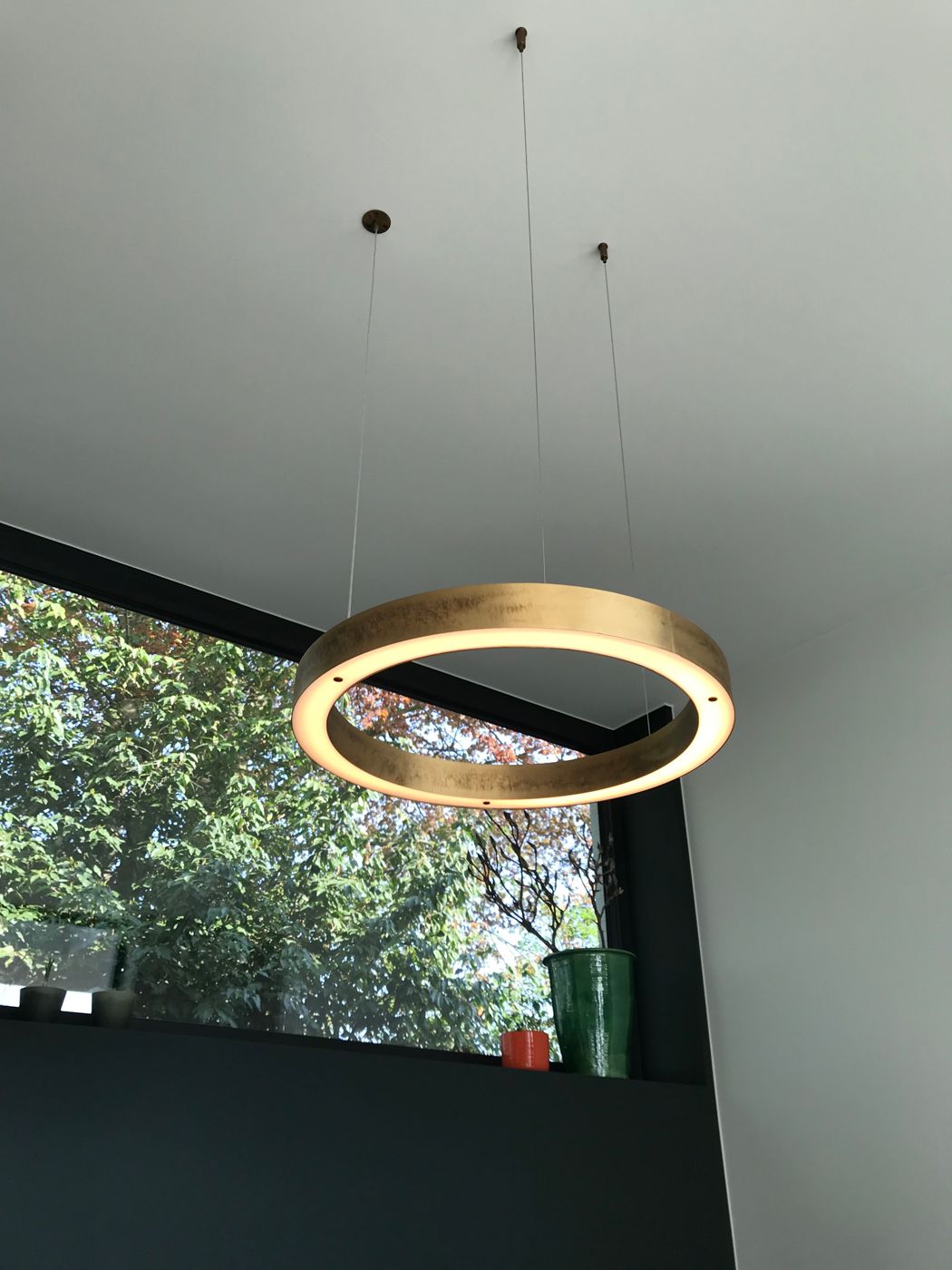 Ronde hanglamp voor een groot raam
