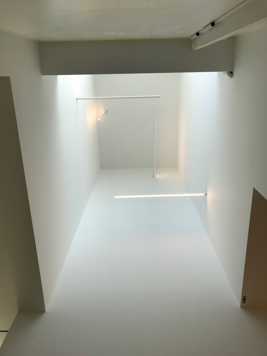 Witte lichtschacht met lijnverlichting