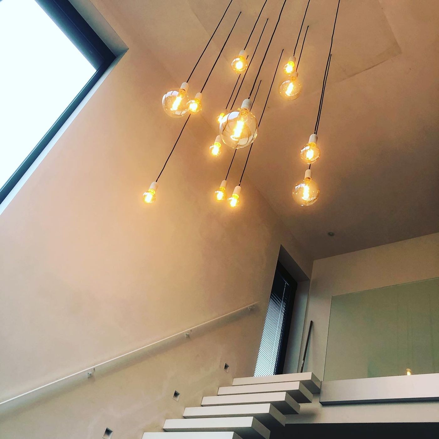 Hanglampen boven de trap in de vide