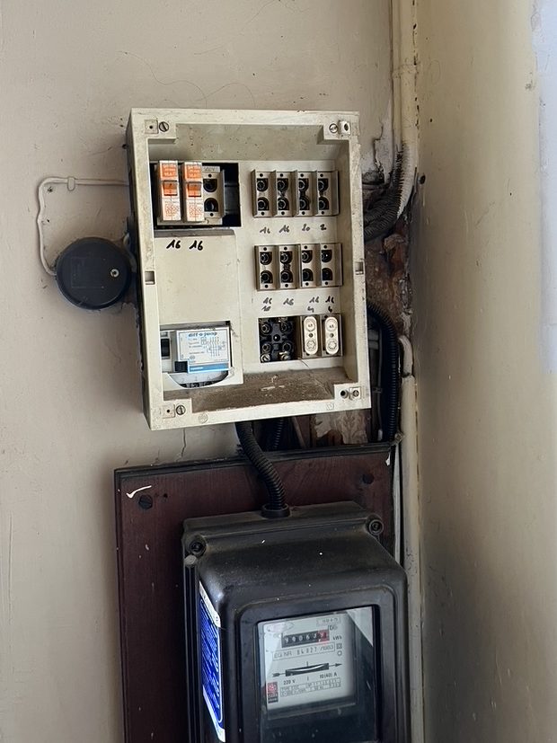Oude kast met schroefzekeringen